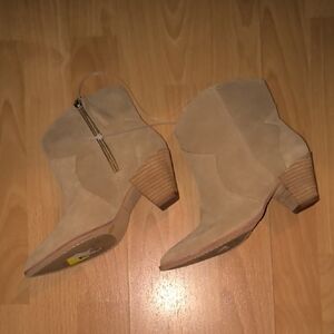 NWT Vince Camuto | Tan Ankle Booties